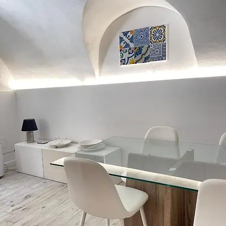 21 Apartment *